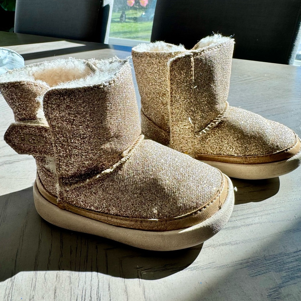 Toddler Keelan Ugg - Gold Sparkle Size 4/5
